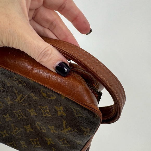 Louis Vuitton Monogram bag..ususual adjustable strapp that tucks under the bag - Picture 6 of 13